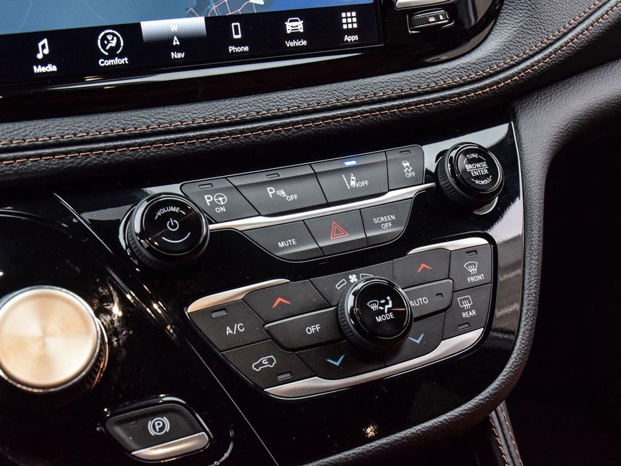 2024 Chrysler Pacifica Hybrid Pinnacle Passenger Van Photo