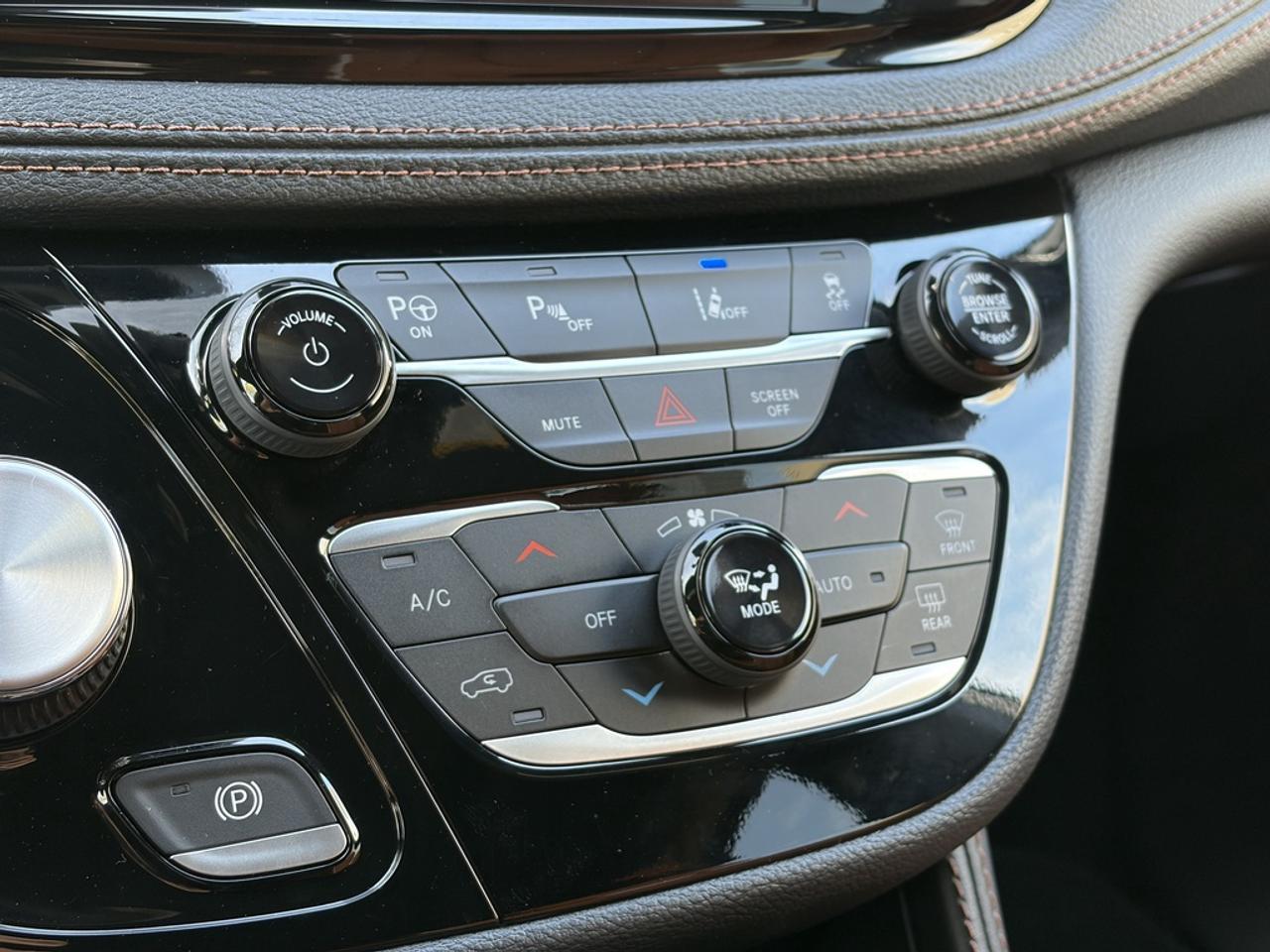 2024 Chrysler Pacifica Hybrid Pinnacle Passenger Van Photo