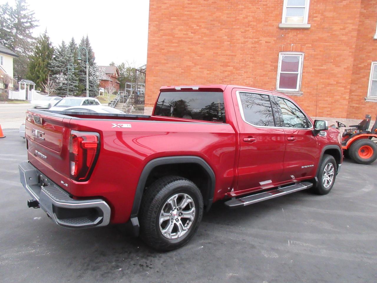 2022 GMC Sierra 1500 Limited 4WD Crew Cab 147" SLE Photo4