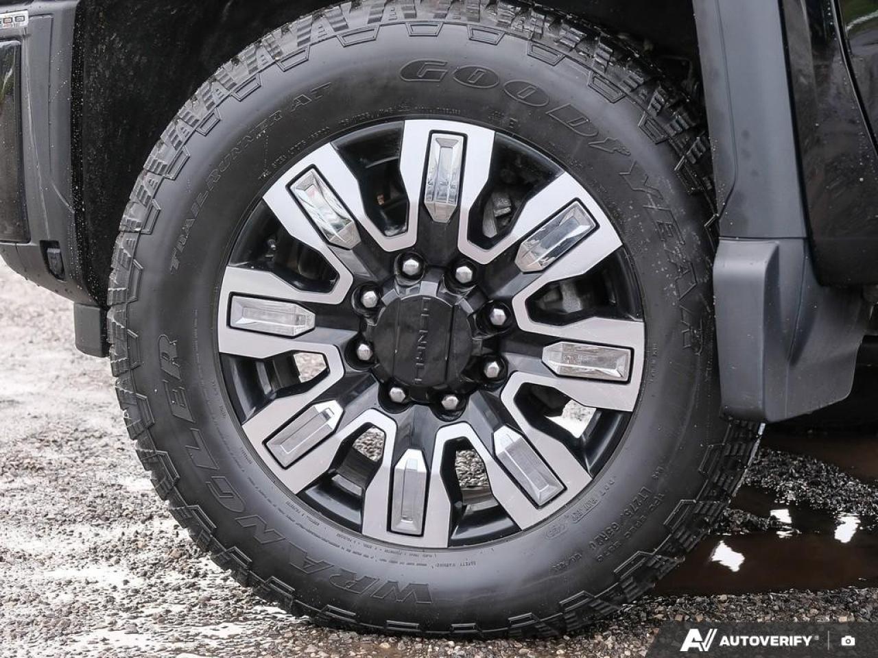 2024 GMC SIERRA 2500HD 4WD Crew Cab Standard Box Denali Photo