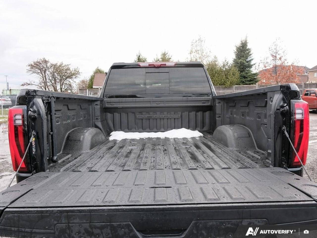 2024 GMC SIERRA 2500HD 4WD Crew Cab Standard Box Denali Photo