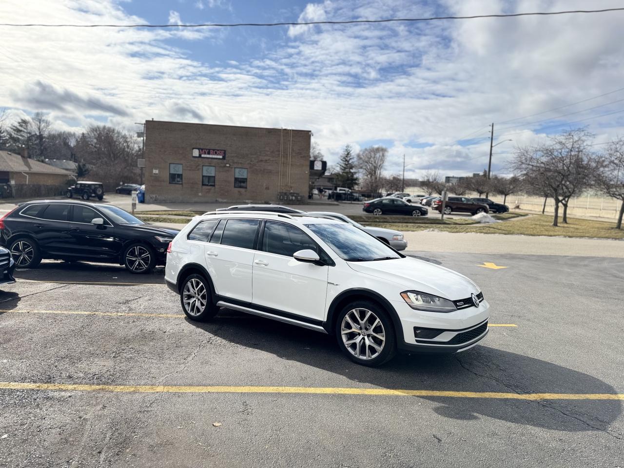 2017 Volkswagen Golf Alltrack AWD   Loaded   Mint Condition Photo4
