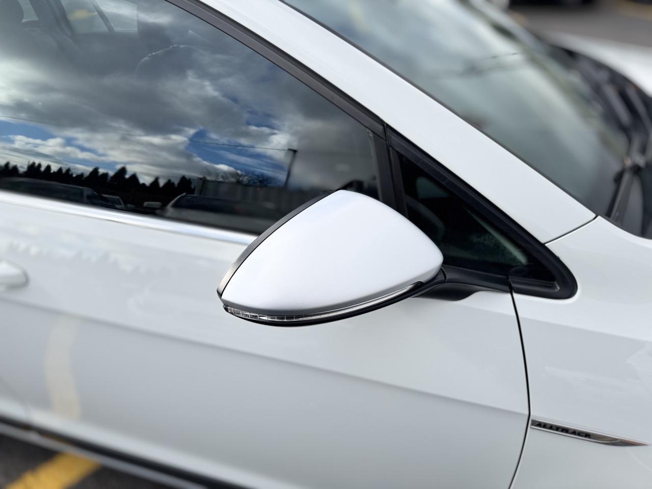 2017 Volkswagen Golf Alltrack AWD   Loaded   Mint Condition Photo