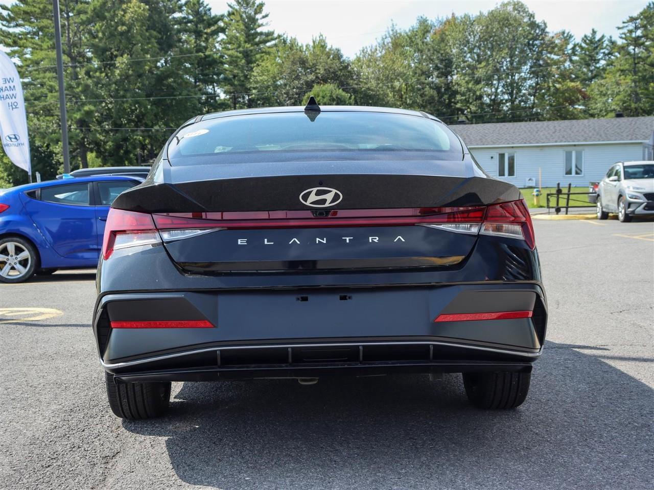 2025 Hyundai Elantra Luxury 4dr Sedan Photo3