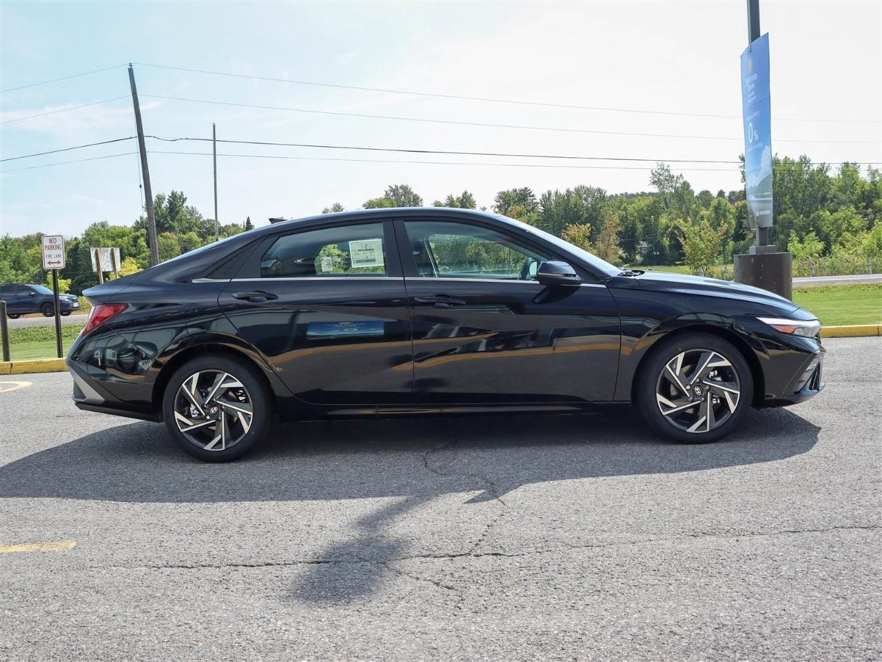 2025 Hyundai Elantra Luxury 4dr Sedan Photo2