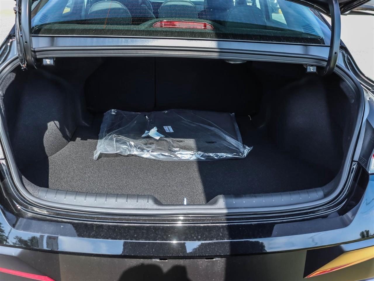 2025 Hyundai Elantra Luxury 4dr Sedan Photo