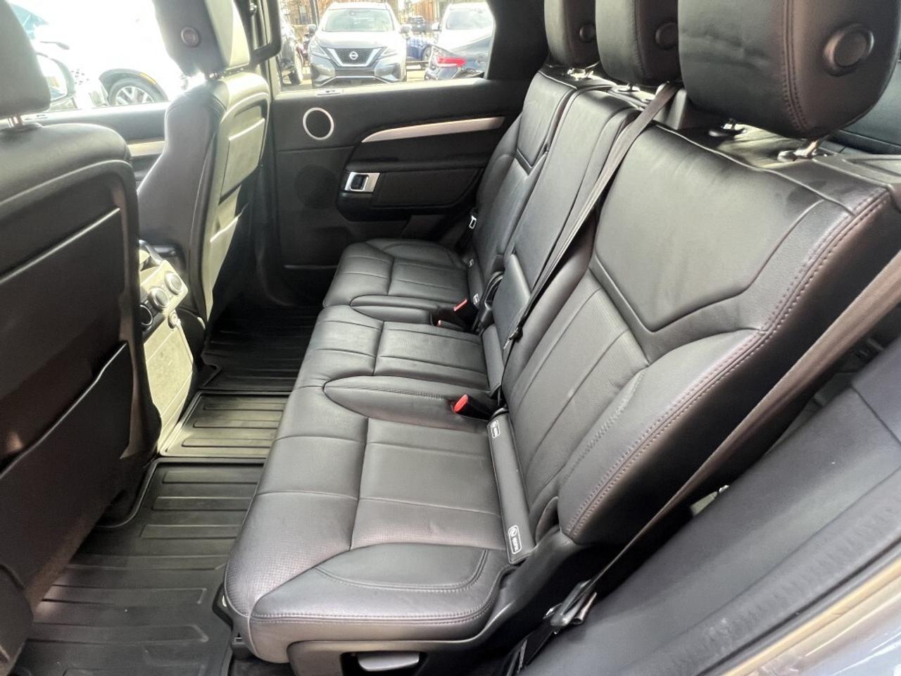 2020 Land Rover Discovery Landmark Edition * CARPLAY / PANORAMIC ROOF / 7 PA Photo