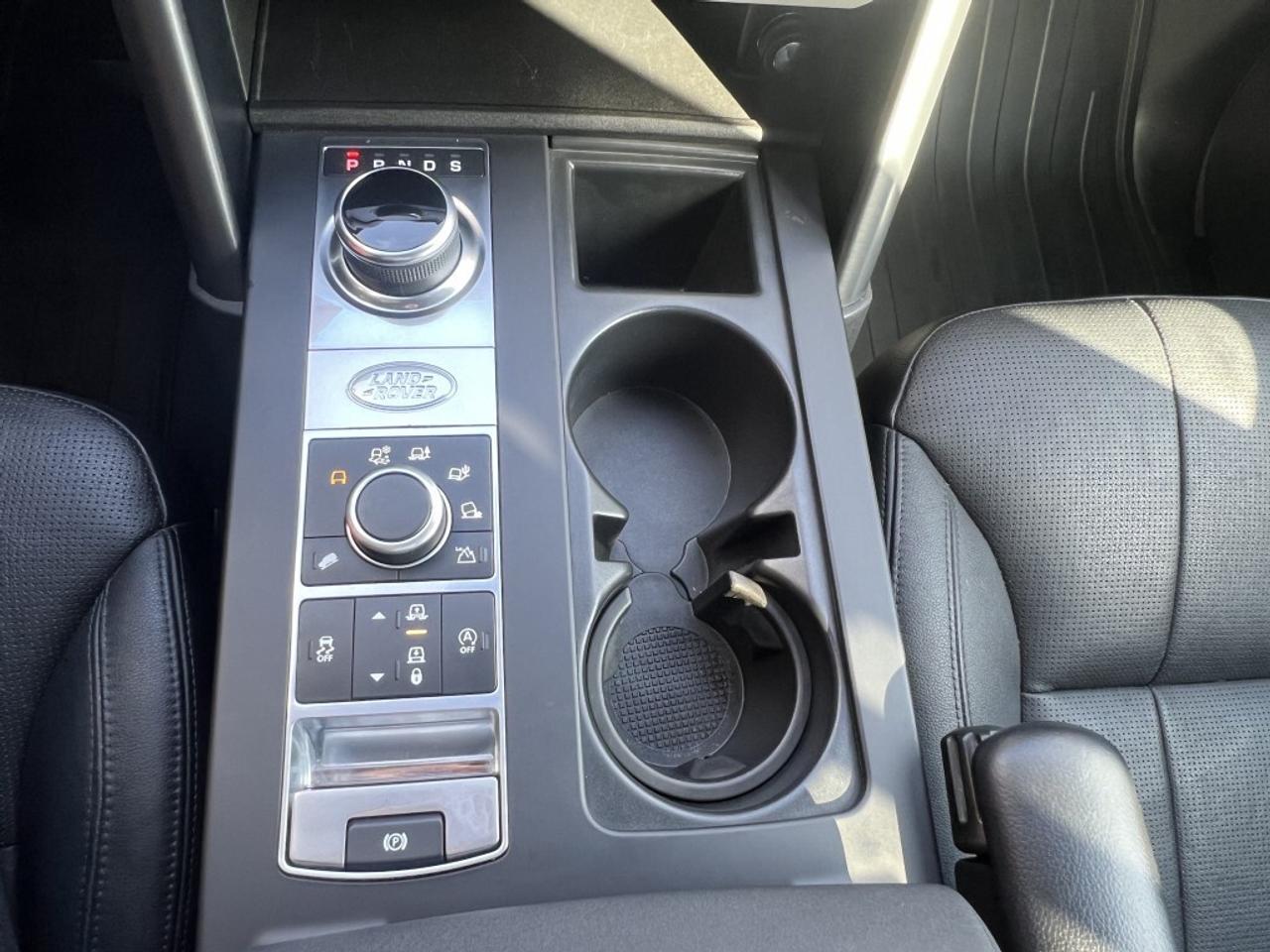 2020 Land Rover Discovery Landmark Edition * CARPLAY / PANORAMIC ROOF / 7 PA Photo