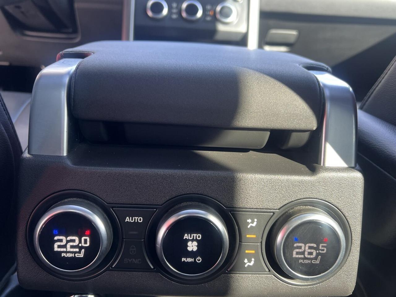 2020 Land Rover Discovery Landmark Edition * CARPLAY / PANORAMIC ROOF / 7 PA Photo