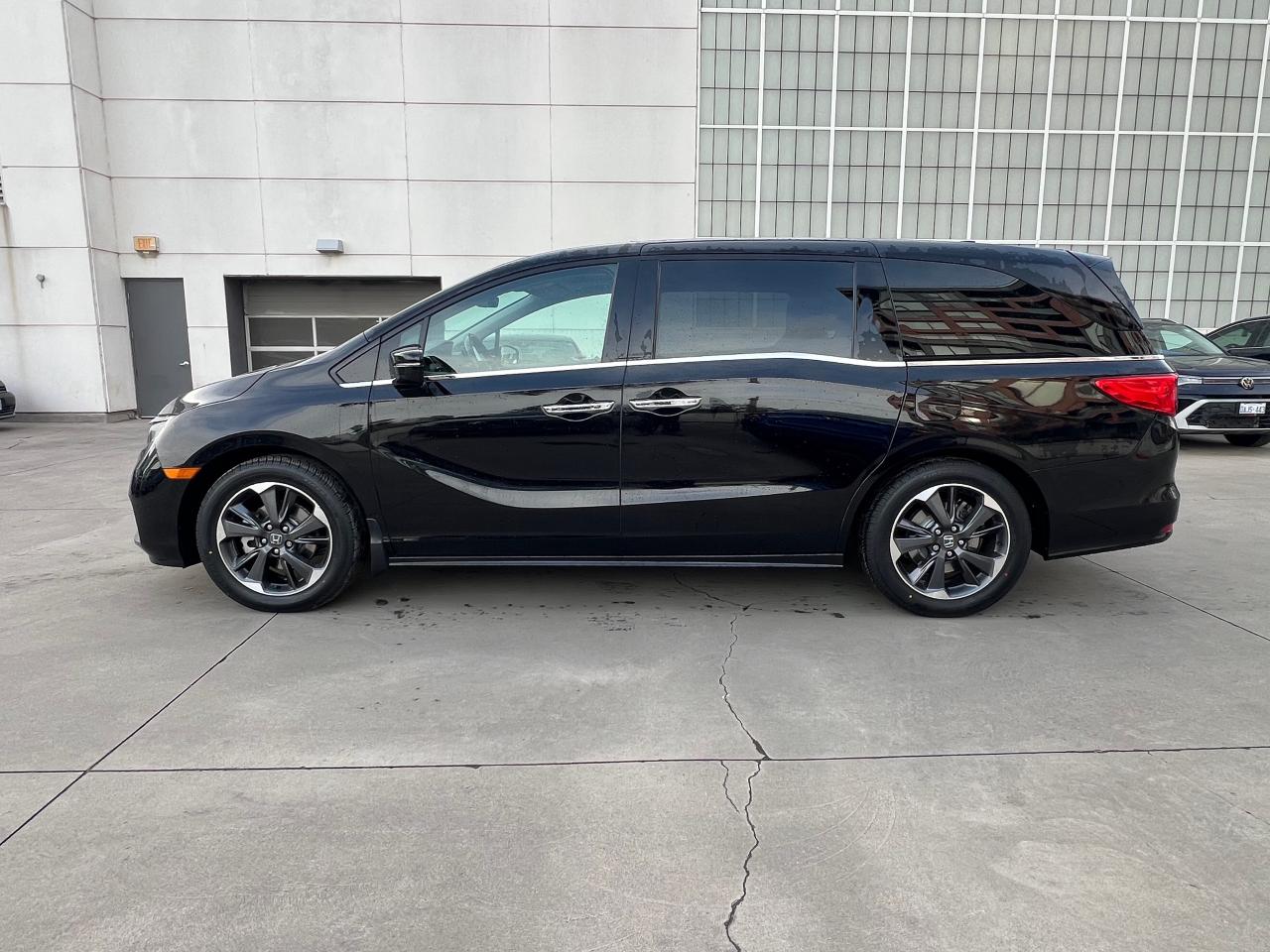 2022 Honda Odyssey Touring Passenger Van Photo3