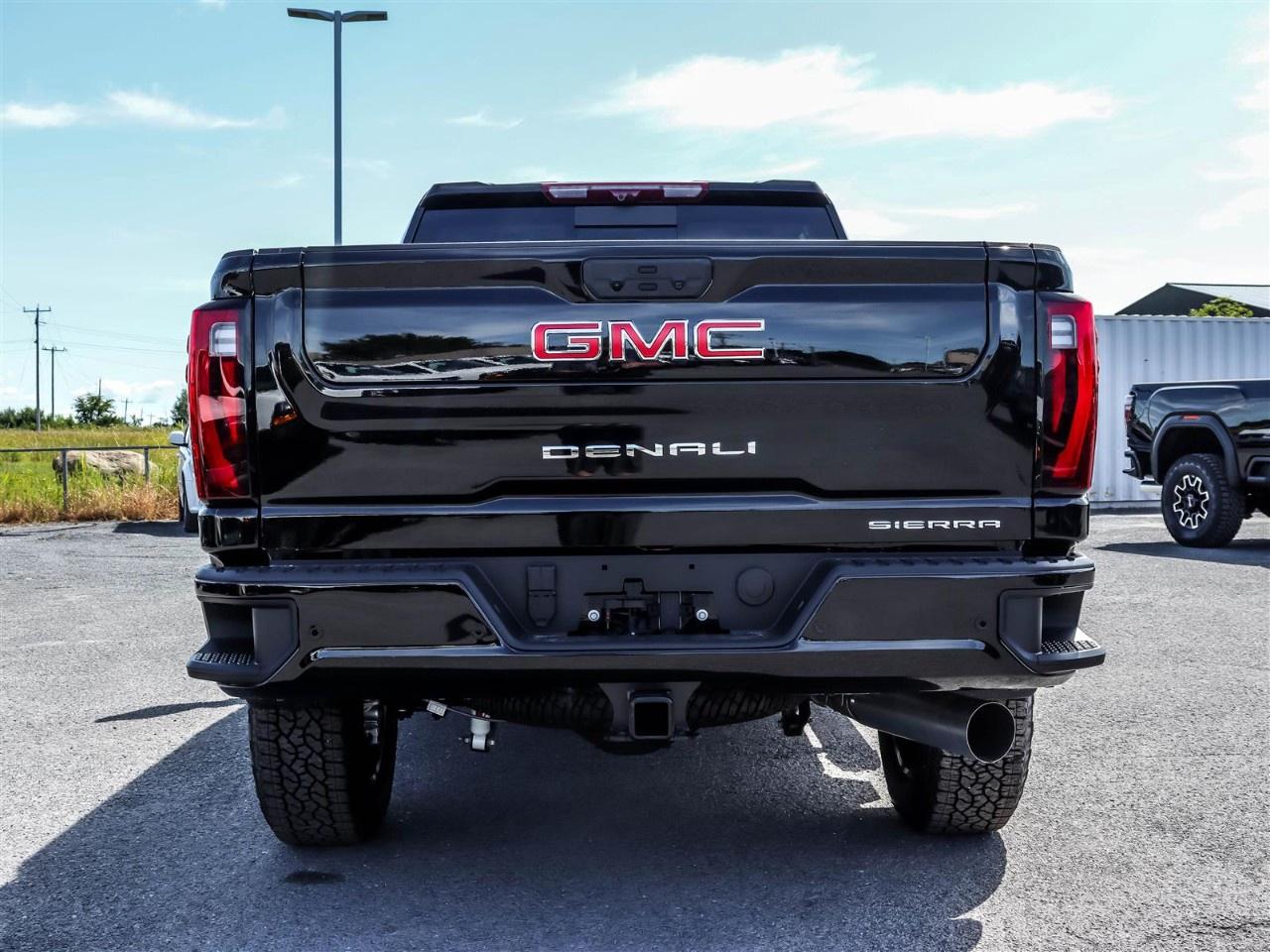 2025 GMC SIERRA 2500HD 4WD Crew Cab Standard Box Denali Photo3