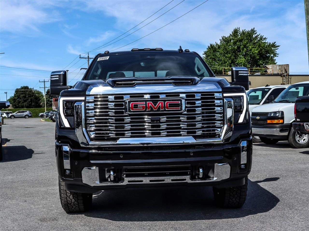 2025 GMC SIERRA 2500HD 4WD Crew Cab Standard Box Denali Photo