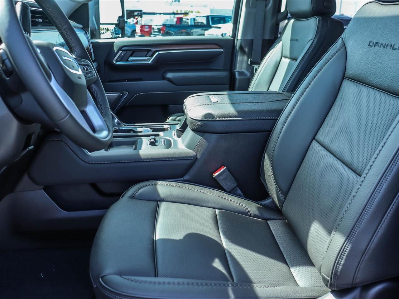 2025 GMC SIERRA 2500HD 4WD Crew Cab Standard Box Denali Photo