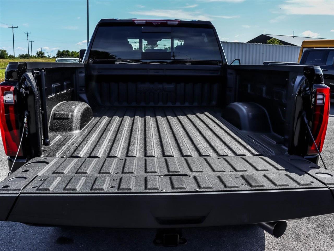 2025 GMC SIERRA 2500HD 4WD Crew Cab Standard Box Denali Photo