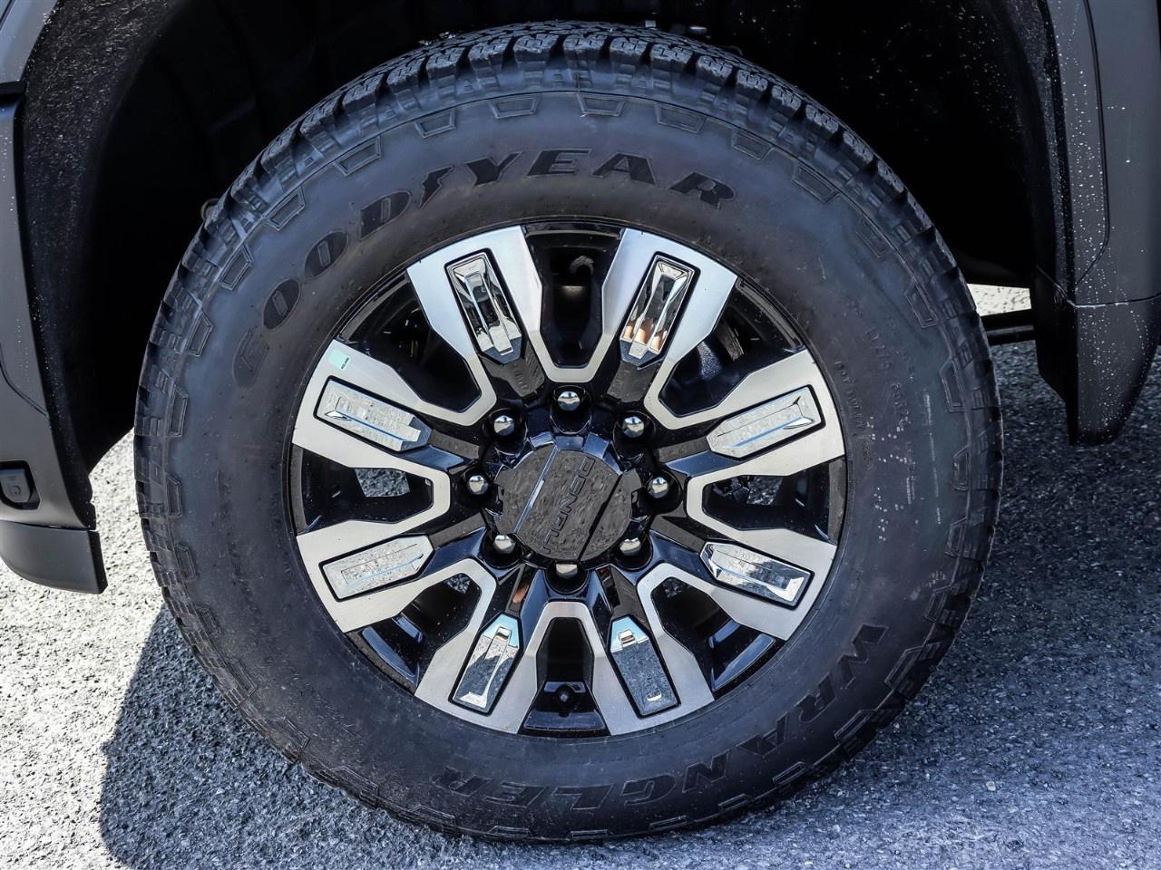 2025 GMC SIERRA 2500HD 4WD Crew Cab Standard Box Denali Photo