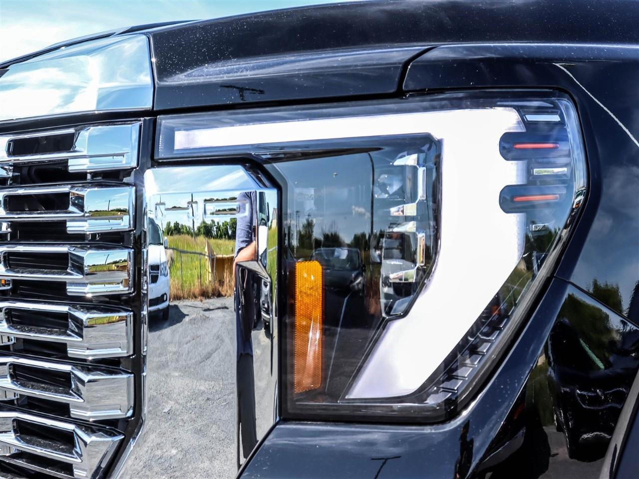 2025 GMC SIERRA 2500HD 4WD Crew Cab Standard Box Denali Photo