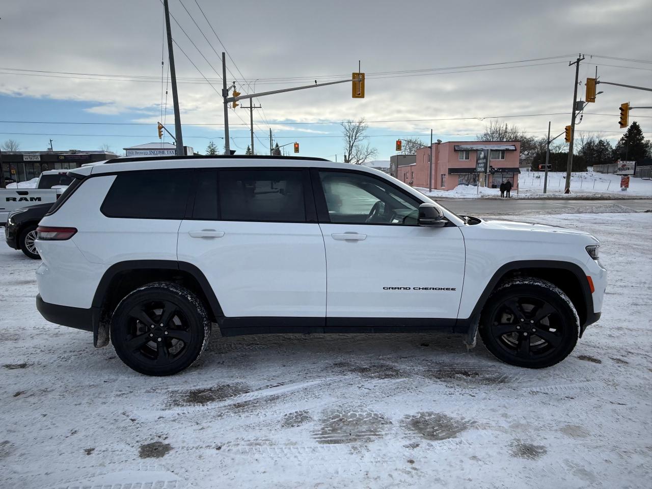 2023 Jeep Grand Cherokee L Laredo 4dr 4x4 Photo3