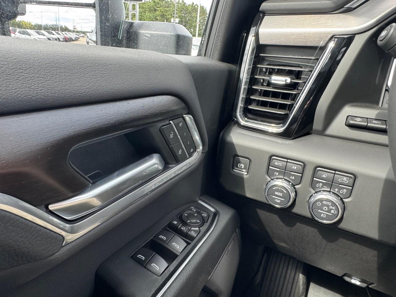 2025 GMC Sierra 3500HD 4WD Crew Cab Standard Box Denali Photo