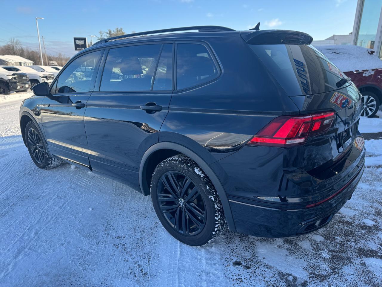 2022 Volkswagen Tiguan Comfortline R-Line Black Edition 4dr All-Wheel Drive 4MOTION Photo3