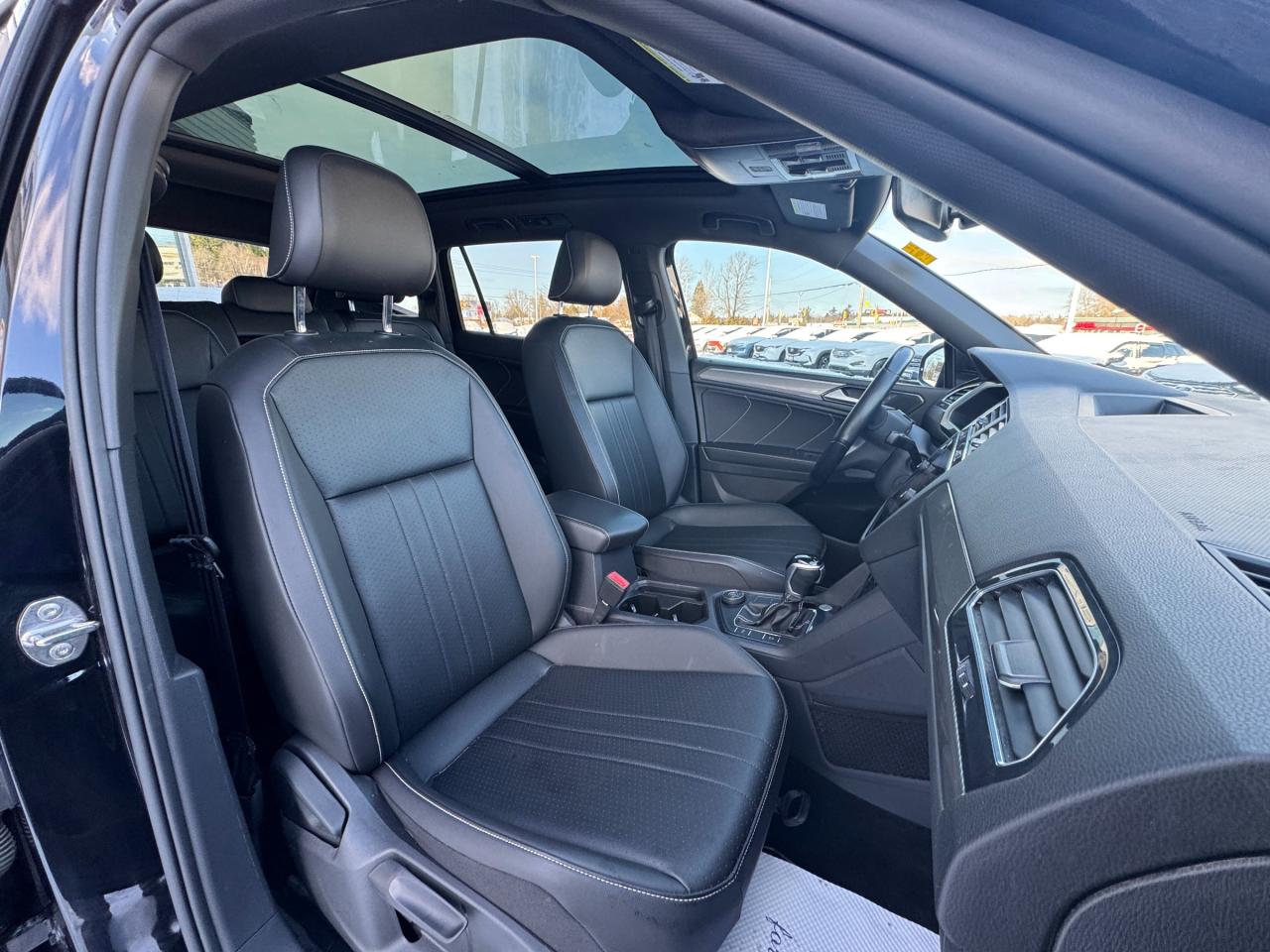 2022 Volkswagen Tiguan Comfortline R-Line Black Edition 4dr All-Wheel Drive 4MOTION Photo