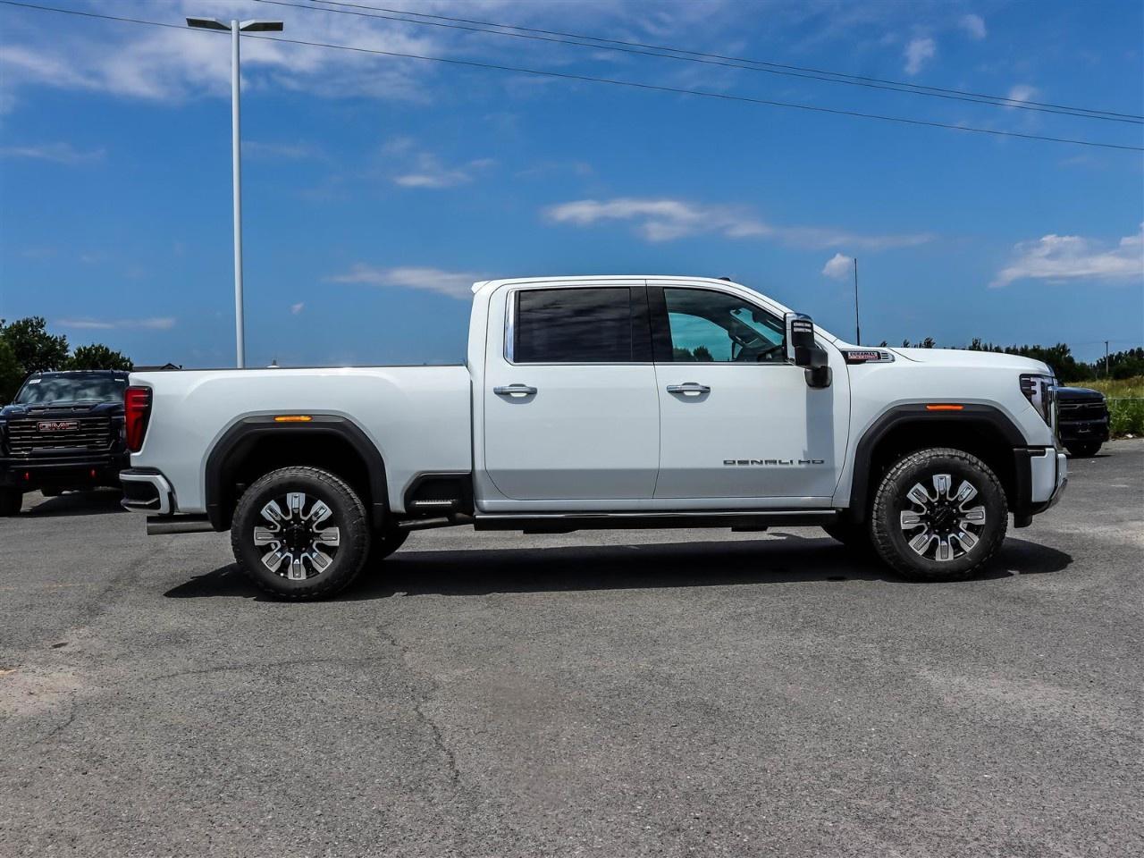 2025 GMC SIERRA 2500HD 4WD Crew Cab Standard Box Denali Photo4