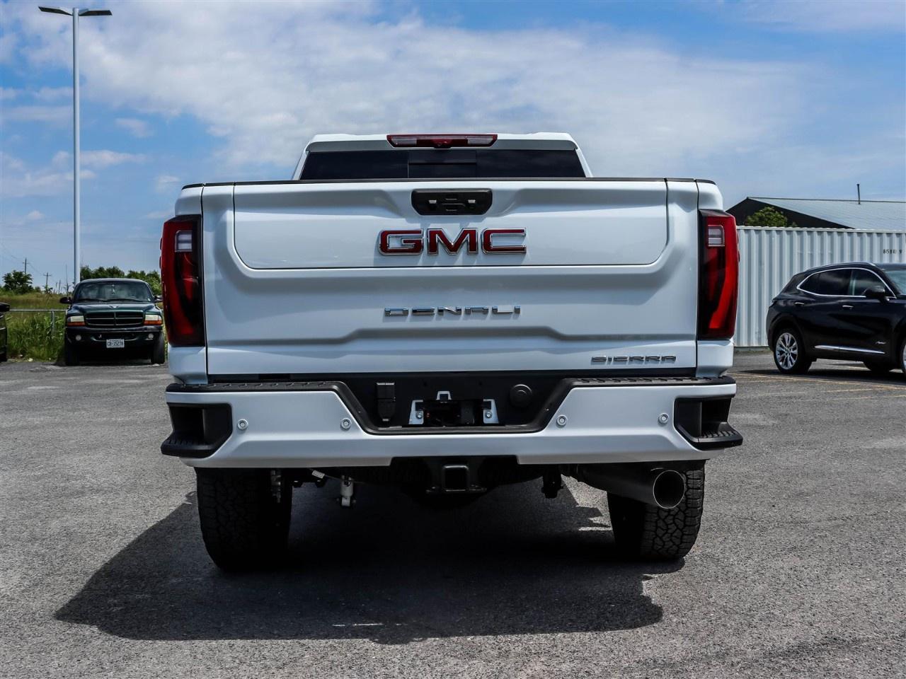 2025 GMC SIERRA 2500HD 4WD Crew Cab Standard Box Denali Photo