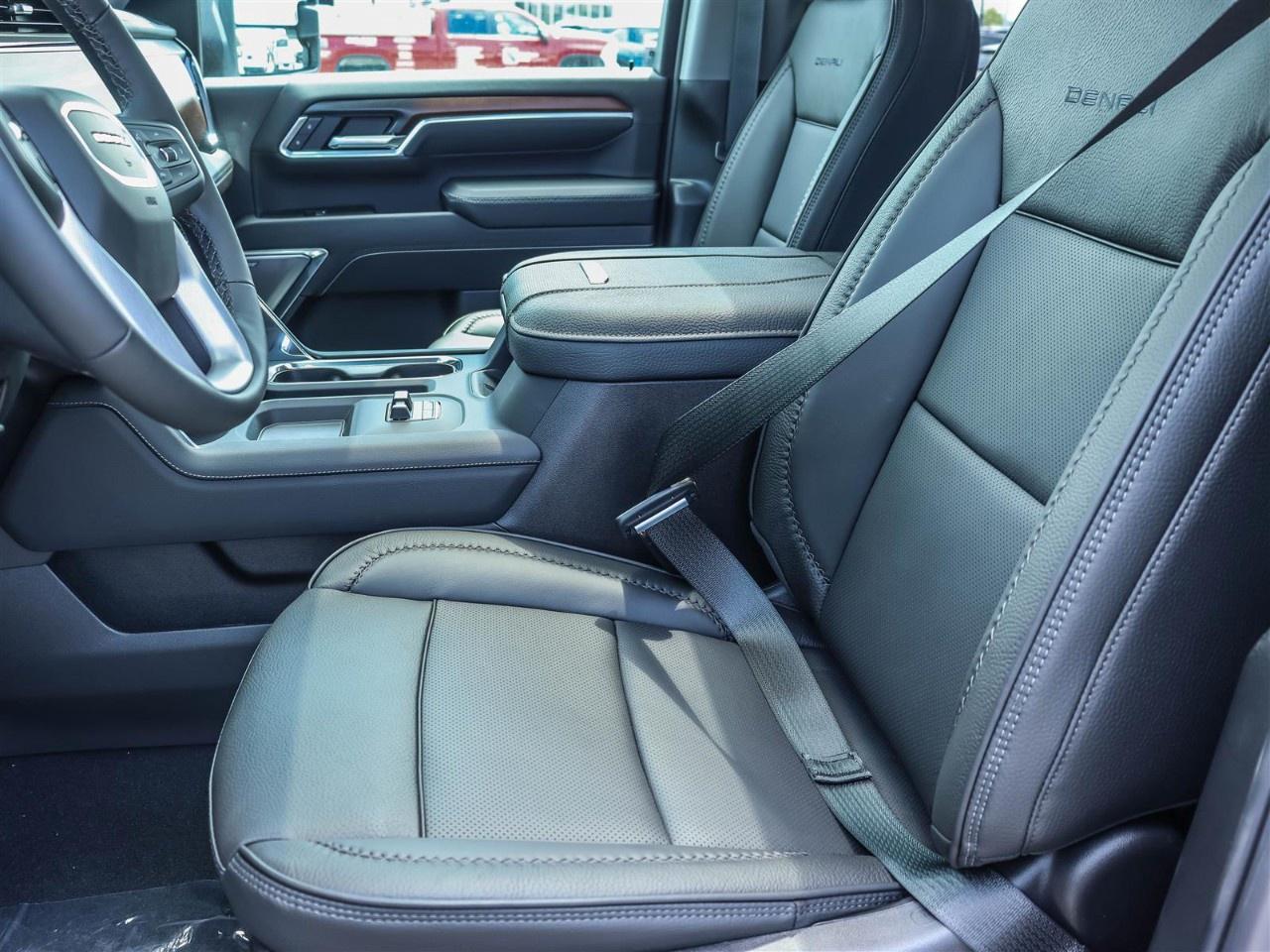 2025 GMC SIERRA 2500HD 4WD Crew Cab Standard Box Denali Photo