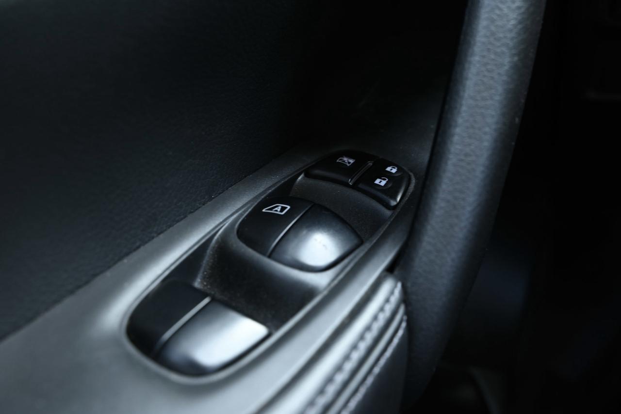 2018 Nissan Rogue 1-OWNER SUV/ LOW KILO/ SERVICE HISTORY Photo