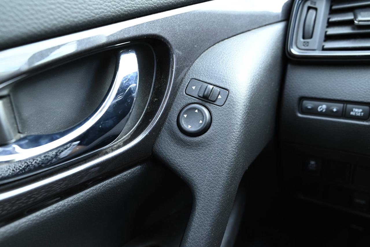 2018 Nissan Rogue 1-OWNER SUV/ LOW KILO/ SERVICE HISTORY Photo