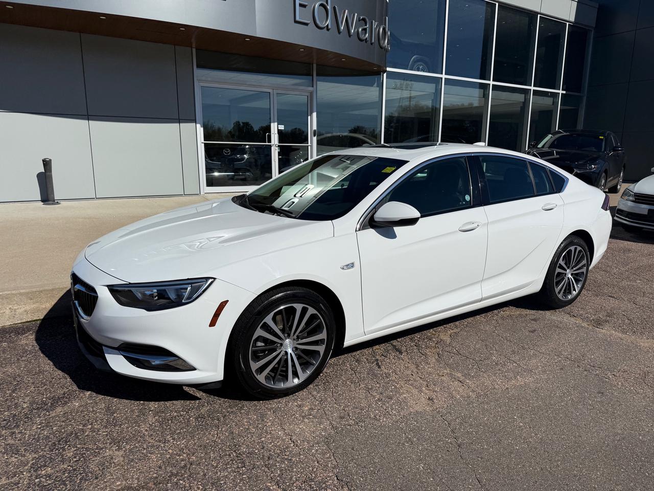 2019 Buick Regal Sportback Essence 4dr All-Wheel Drive Hatchback Photo2