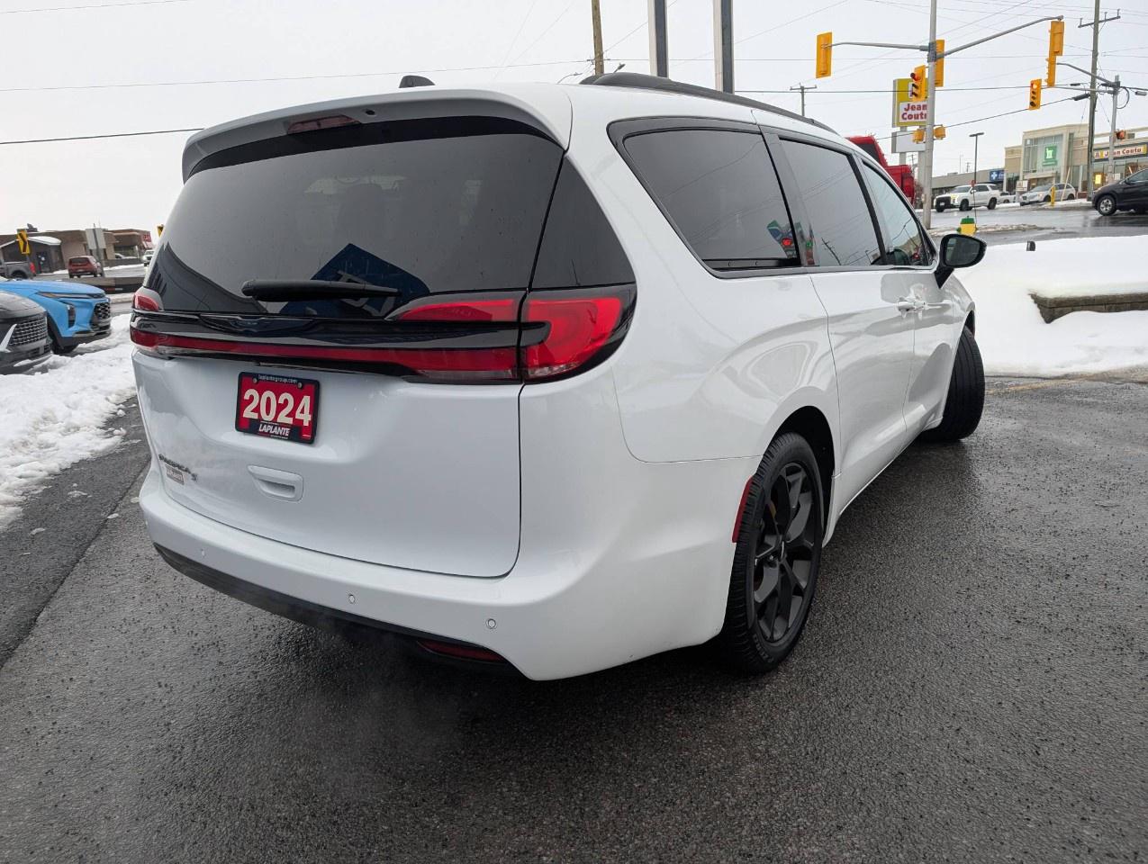 2024 Chrysler Pacifica TOURING-L FWD Photo