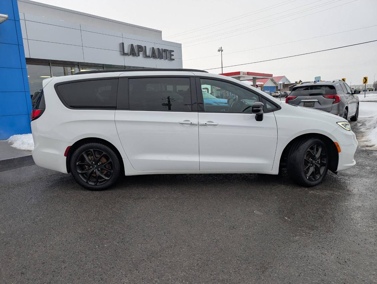 2024 Chrysler Pacifica TOURING-L FWD Photo