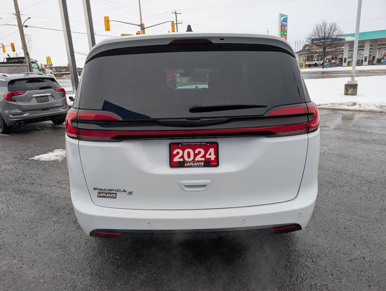 2024 Chrysler Pacifica TOURING-L FWD Photo