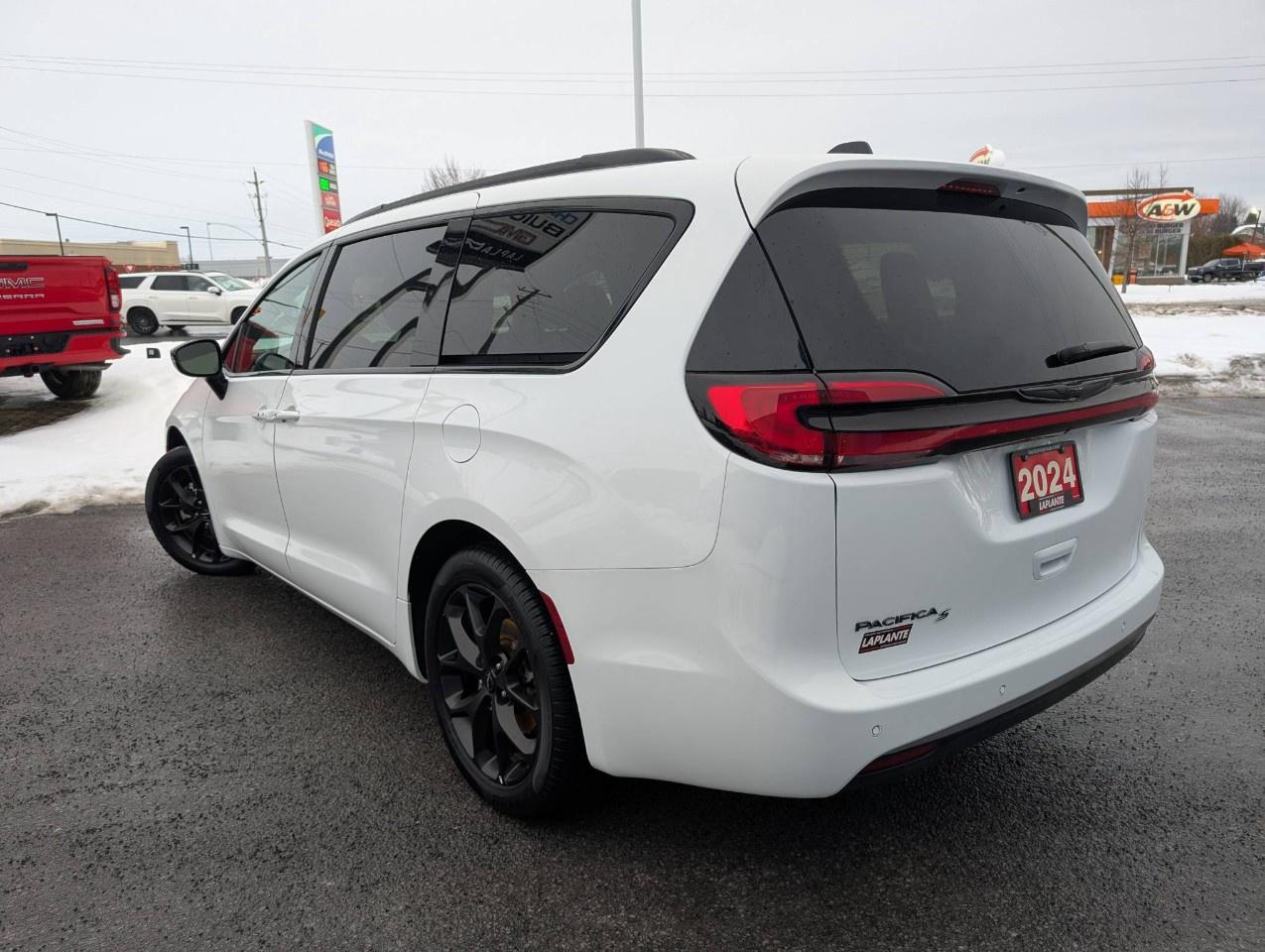 2024 Chrysler Pacifica TOURING-L FWD Photo
