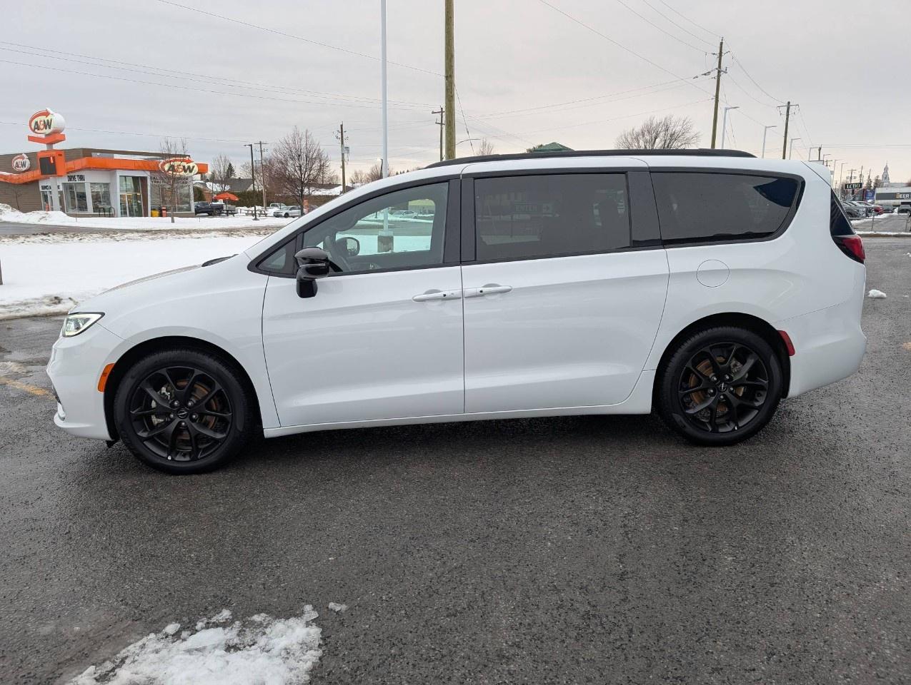 2024 Chrysler Pacifica TOURING-L FWD Photo