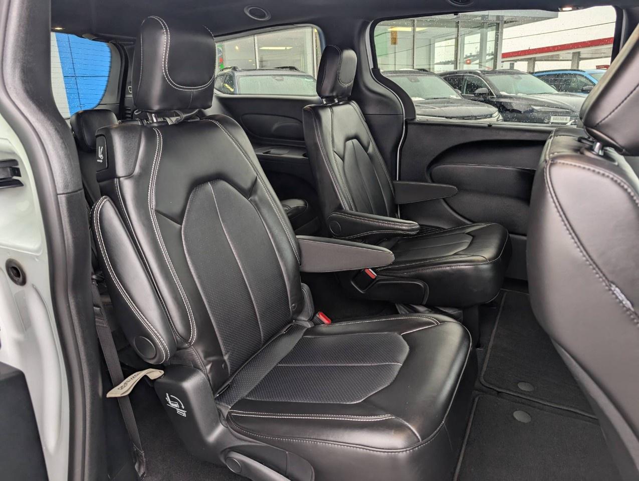 2024 Chrysler Pacifica TOURING-L FWD Photo