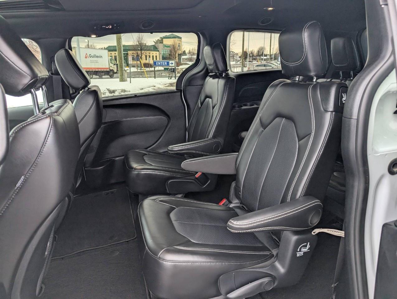 2024 Chrysler Pacifica TOURING-L FWD Photo