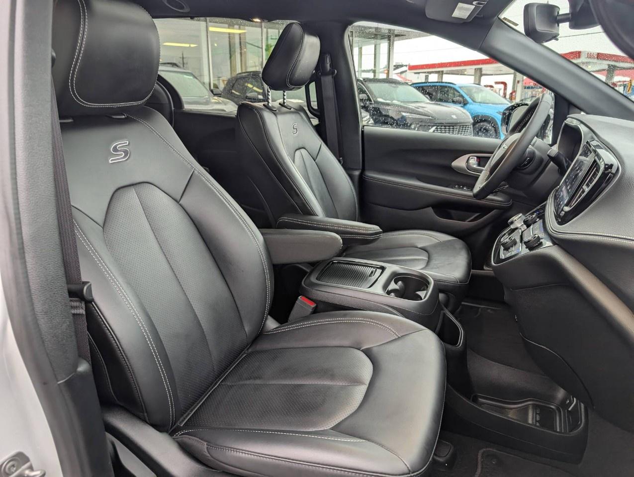 2024 Chrysler Pacifica TOURING-L FWD Photo