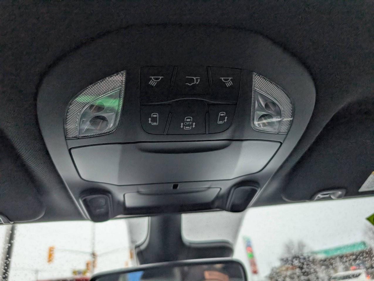 2024 Chrysler Pacifica TOURING-L FWD Photo