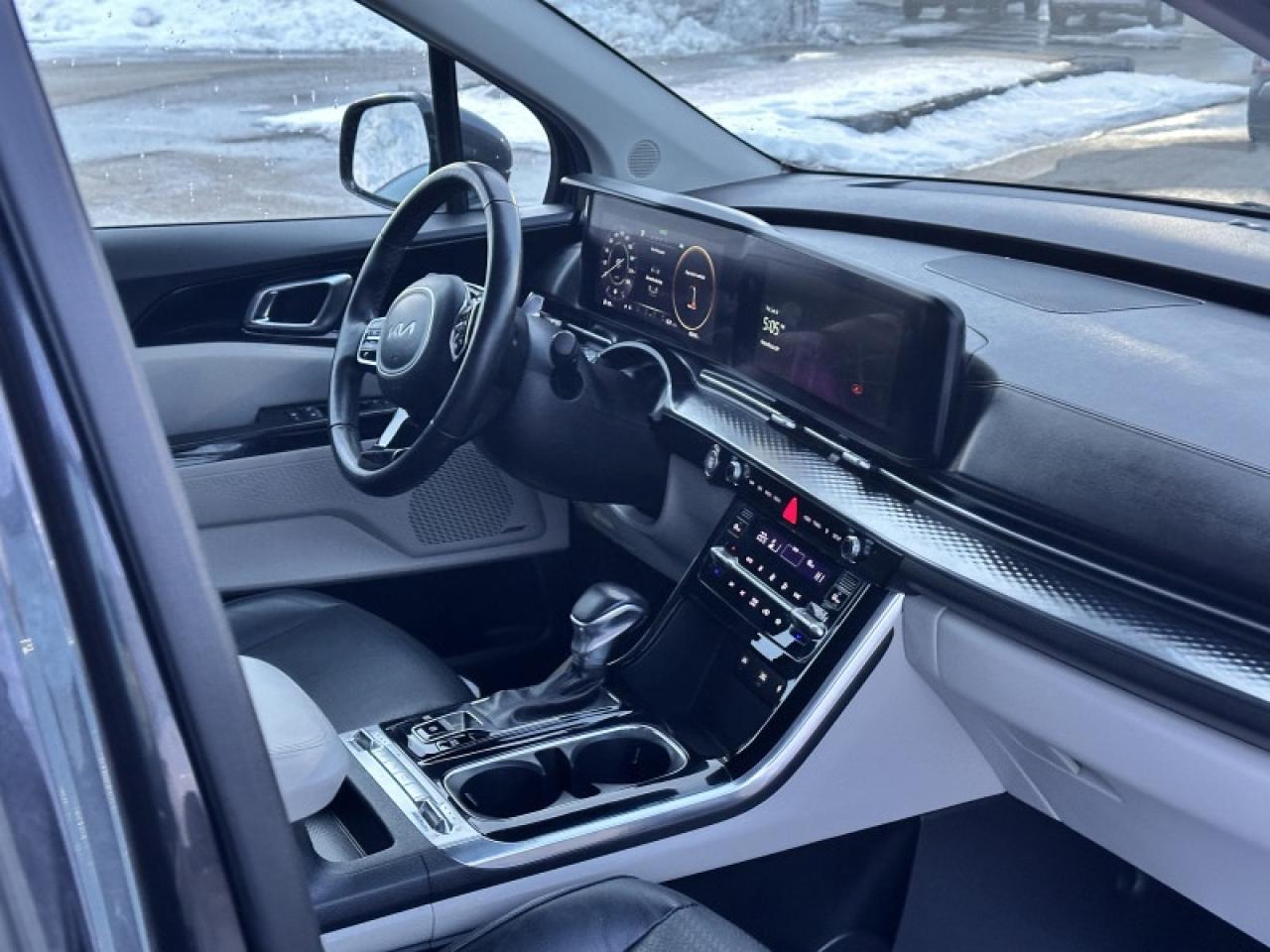 2023 Kia Carnival SX Photo