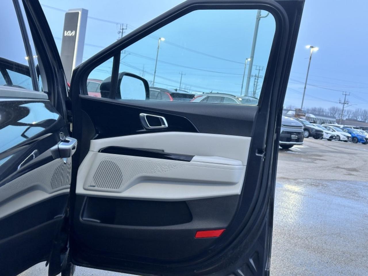 2023 Kia Carnival SX Photo