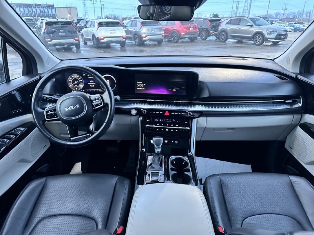 2023 Kia Carnival SX Photo