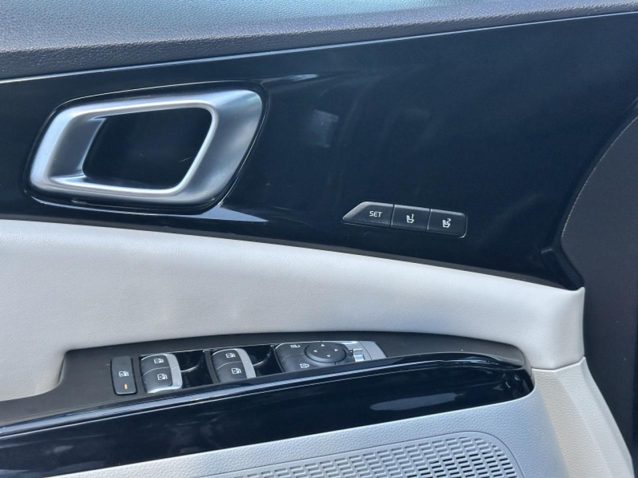 2023 Kia Carnival SX Photo