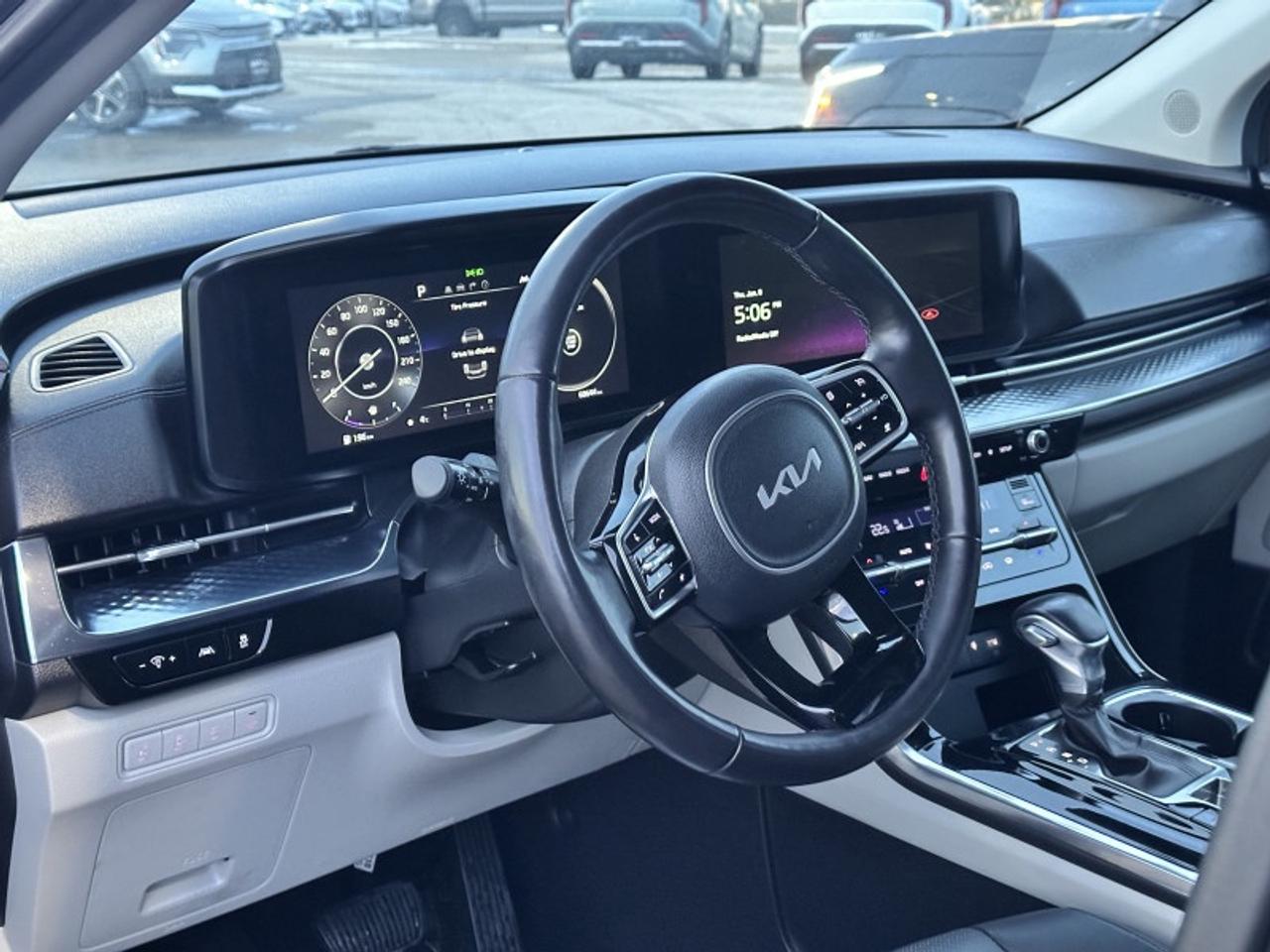 2023 Kia Carnival SX Photo