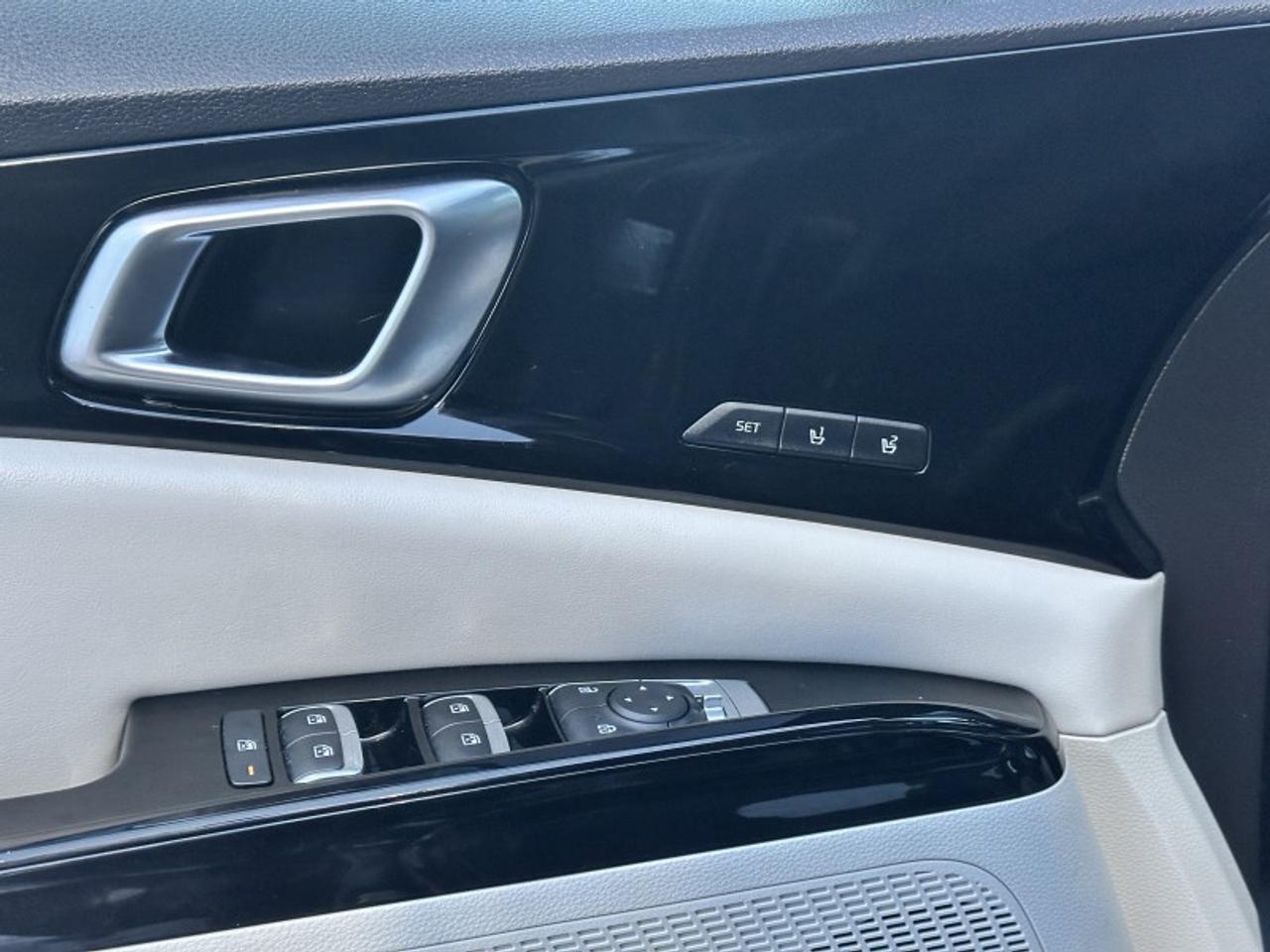 2023 Kia Carnival SX Photo