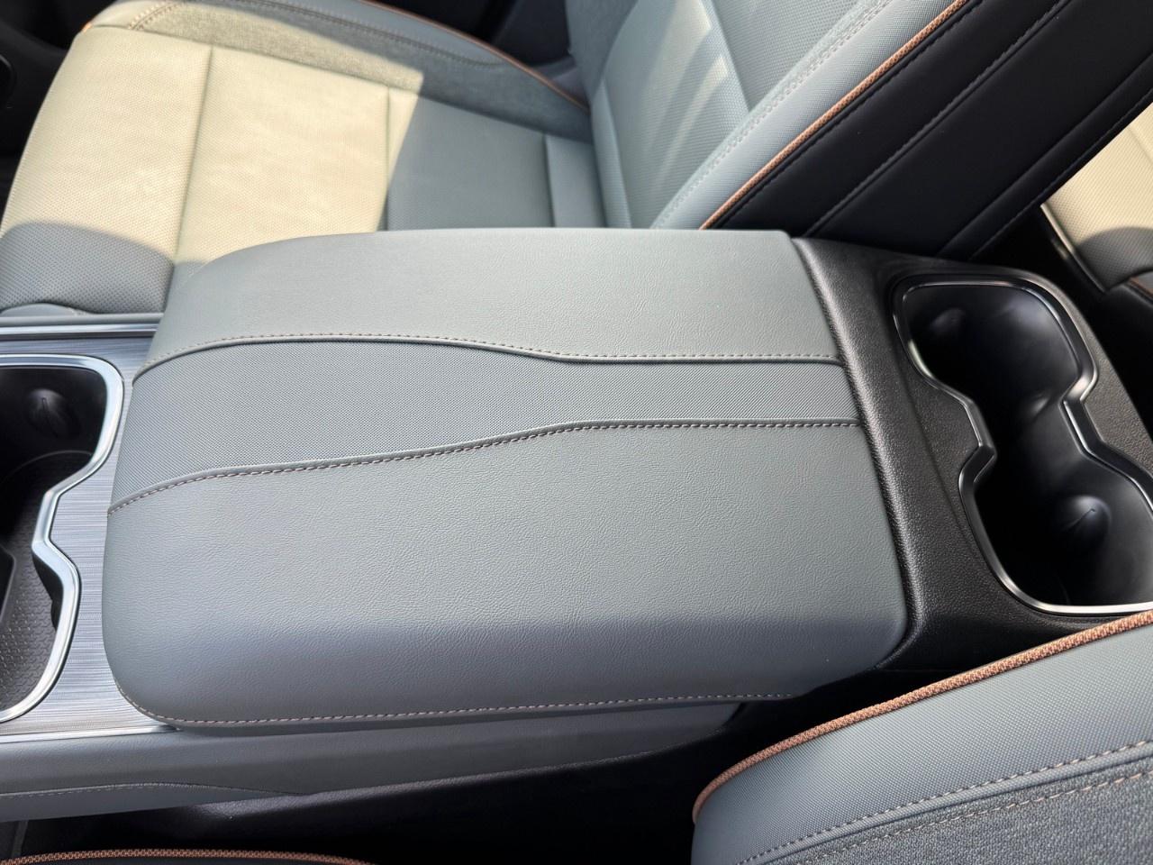 2025 GMC Acadia AWD AT4 Photo