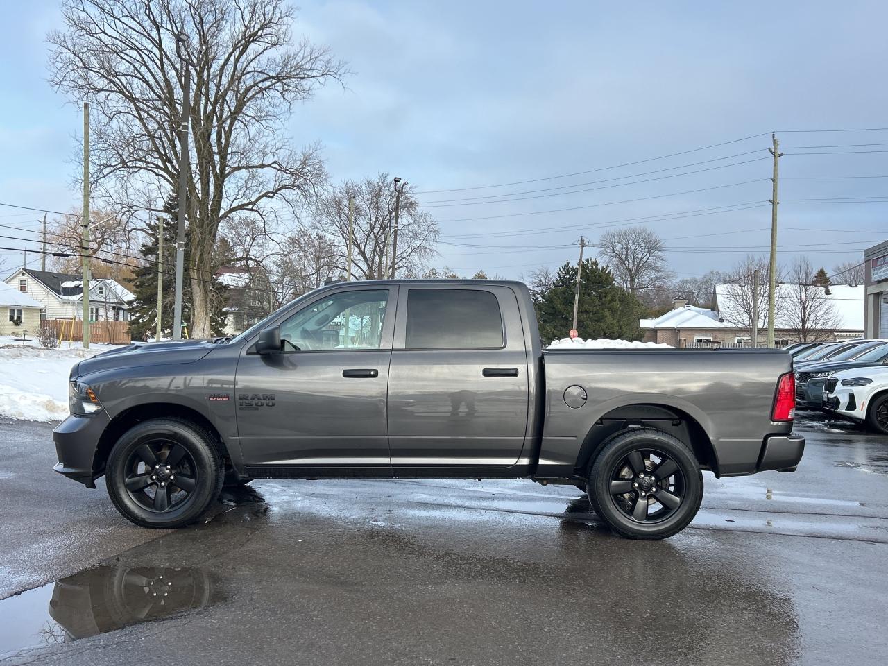 2022 RAM 1500 Classic Express CREWCAB 5.7L/4X4  CALL NAPANEE 6133542100 Photo