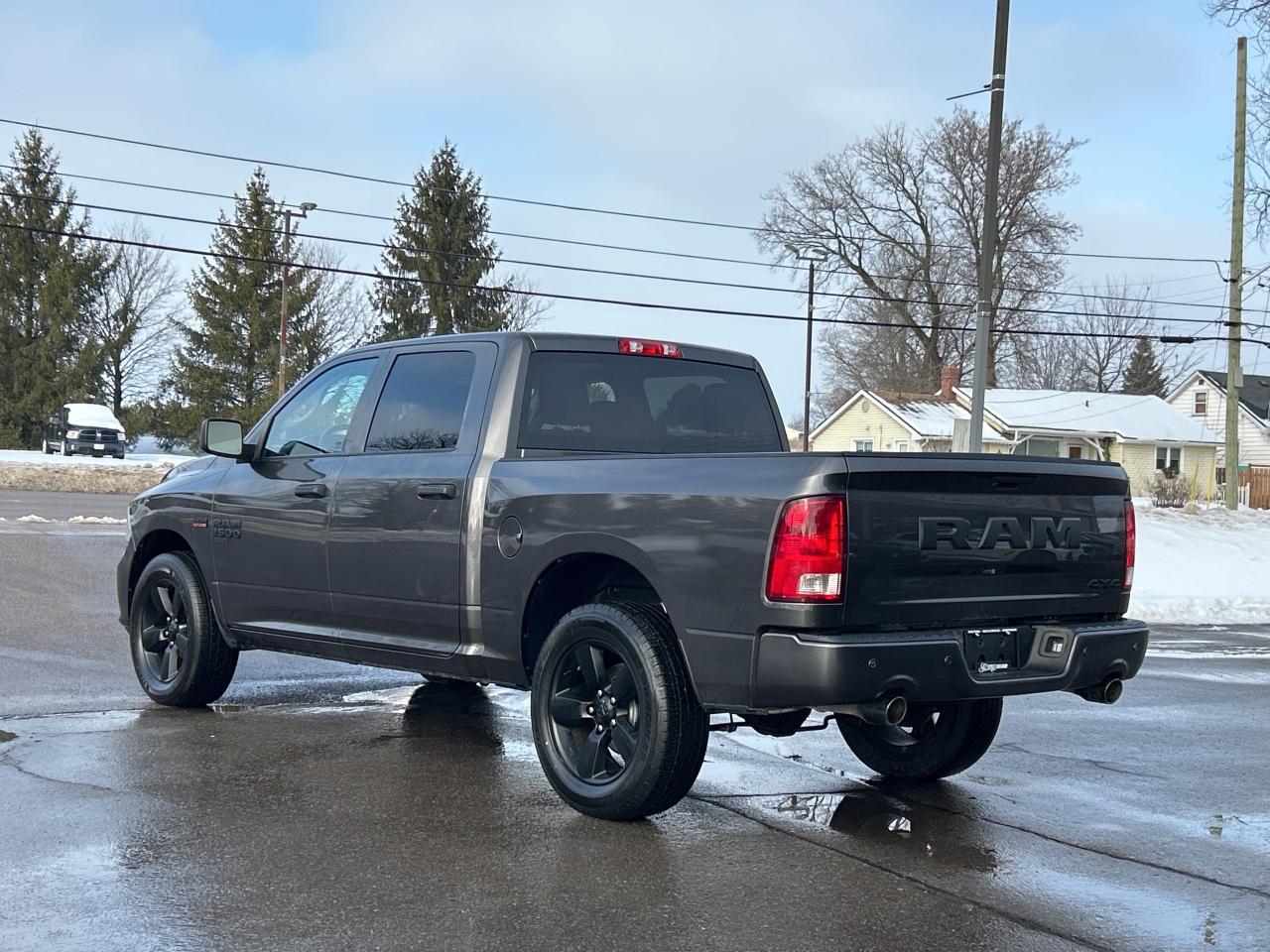 2022 RAM 1500 Classic Express CREWCAB 5.7L/4X4  CALL NAPANEE 6133542100 Photo