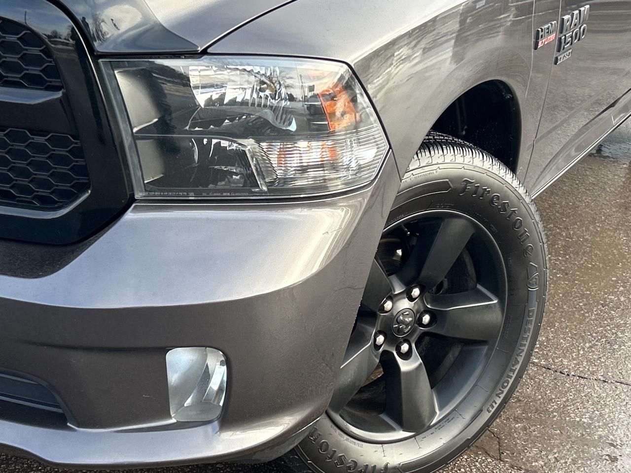 2022 RAM 1500 Classic Express CREWCAB 5.7L/4X4  CALL NAPANEE 6133542100 Photo