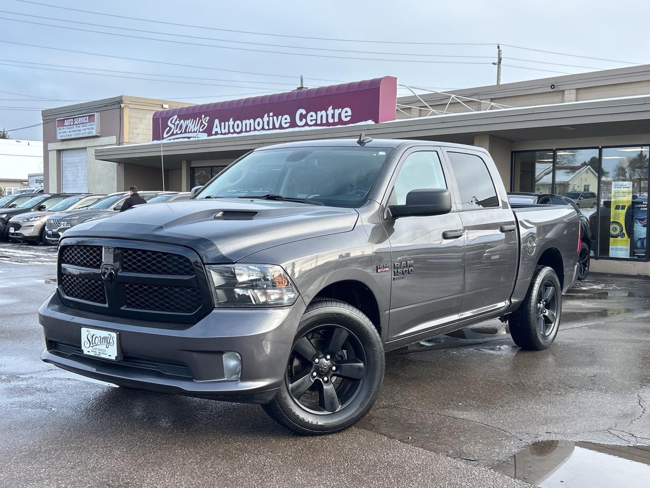 2022 RAM 1500 Classic Express CREWCAB 5.7L/4X4  CALL NAPANEE 6133542100 Photo